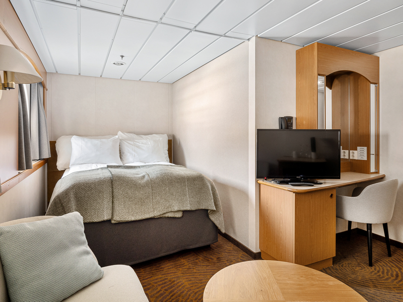 Arctic Superior | Large cabin on promenade or middle deck with window (restricted view)